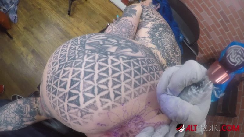 Amber Luke bekommt ein Arschloch-Tattoo und einen ordentlichen Fick