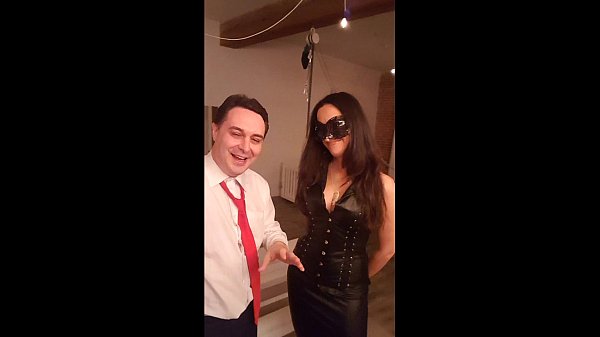 马克思公主挤压并拍打安德里亚·迪普雷_'_的蛋蛋