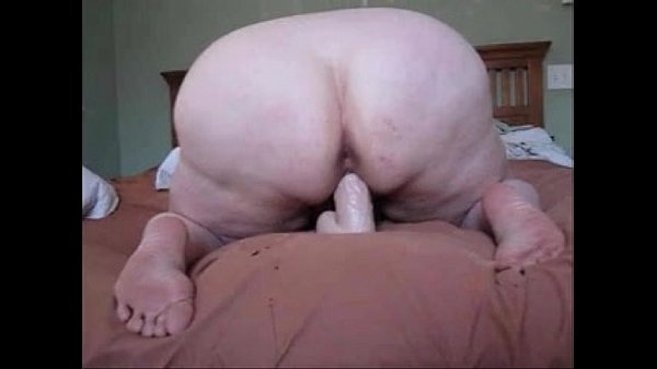 BBWCurvy .com की शरारती बीबीडब्ल्यू फूहड़ एक बड़े डिल्डो की सवारी करती है