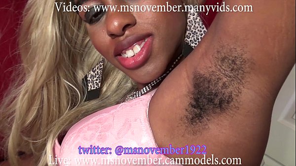 Fetiche de botín con axilas negras y pedos de Hot Spinner Msnovember posando su bonito cuerpo y mostrando sus labios vaginales. Por nombre de niña: Sheisnovember