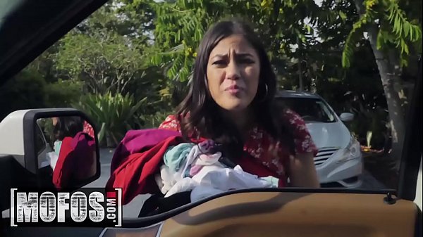 Stranded Teens - (Kendra Spade) - Stranded Slut succhia un altro cazzo - MOFOS