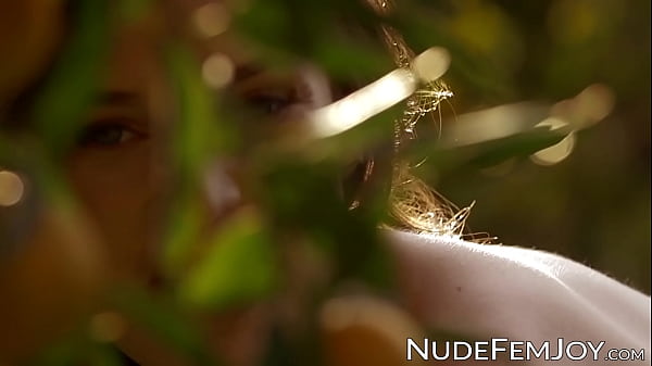 All natural babe Serena J teases with her perfect naked body