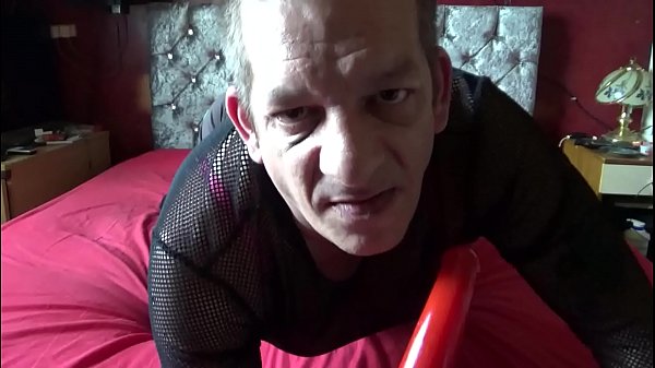 Una femminuccia bisessuale travestita ti succhierà il cazzo come questo di gomma se gli scopi il culo