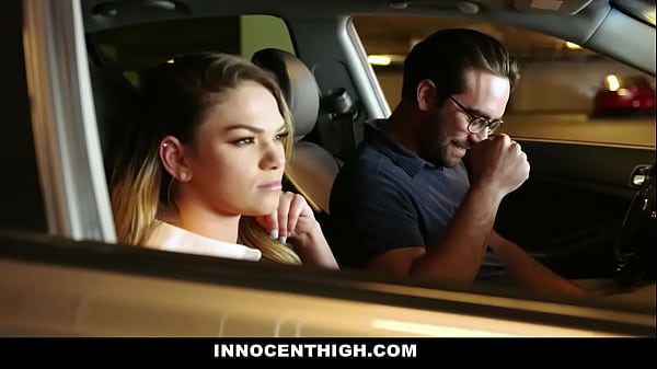 Athena Faris sbava il cazzo del ragazzo nerd e se lo infila in profondità nella sua bocca calda