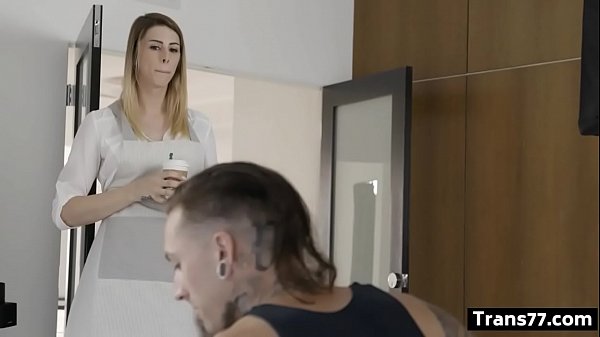 केसी चुम्बन हॉट ट्रैनी आदमी को चोदता है