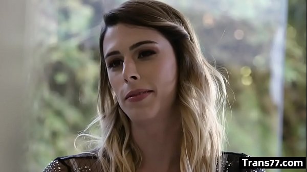 केसी चुम्बन हॉट ट्रैनी आदमी को चोदता है