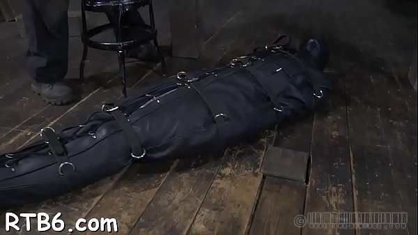 Korporalist gibt geknebelter Tussi einen Blowjob. Muschi vergnügen