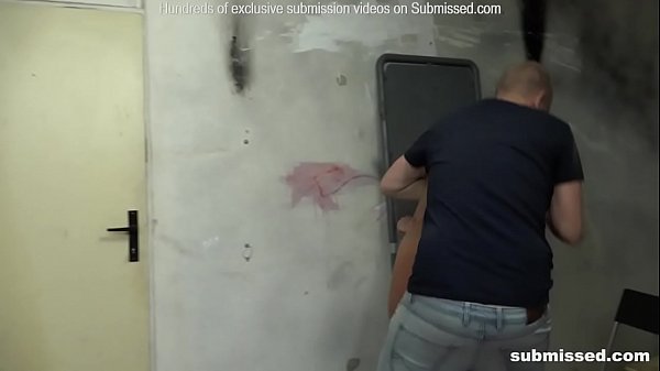 Una ragazza sconosciuta legata con una corda, imbavagliata e vibrata fino all'orgasmo