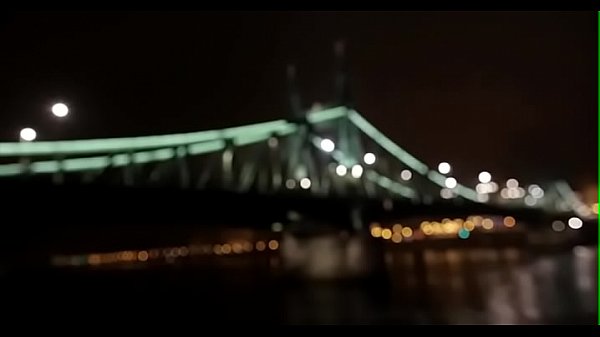 Rien de tel que de baiser cette star du porno tendue dans des scènes extrêmes