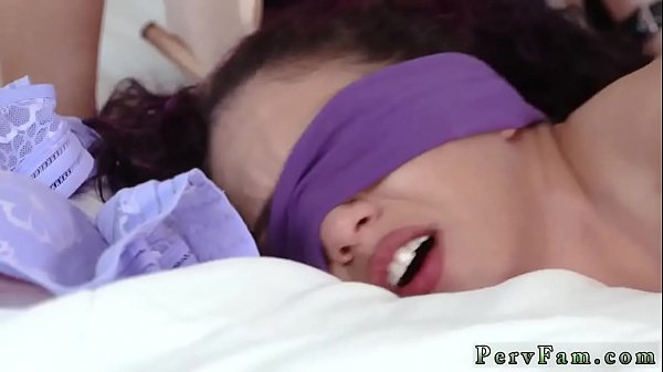 Stiefmutter und Stieftochter des Kumpels eines Freundes danken der Stieffamilie Sex-Erziehung