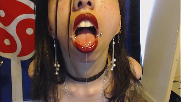 Goth với son môi đỏ chảy nước dãi rất nhiều và thổi bong bóng vào bạn - Nhổ và nước bọt và tôn sùng son môi