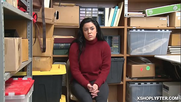 Il cazzo enorme degli ufficiali dell'LP si spalanca con l'aquila e scopa la figa stretta dei taccheggiatori!