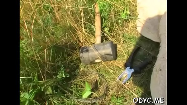 अनुभवी व्यक्ति को किशोरी की गंदी फांक को खाने और चोदने में मजा आता है