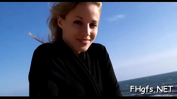 Adolescente sin experiencia abre las piernas para el amigo de su novio