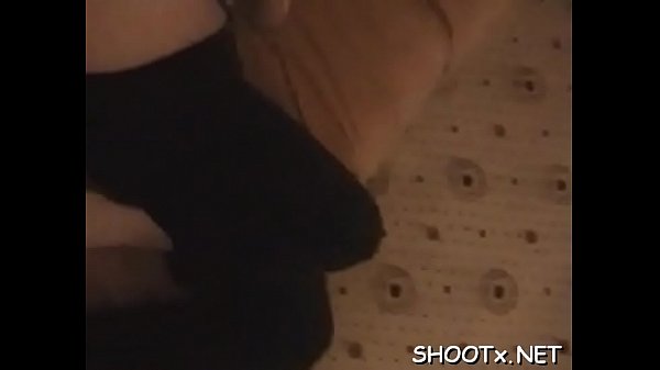 Amateur-Playgirl reitet ihren gut bestückten Liebhaber ununterbrochen durch die Nacht