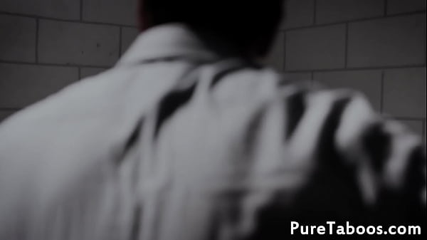 Facialisiertes 18-jähriges Luder im Gefängnis gepflügt