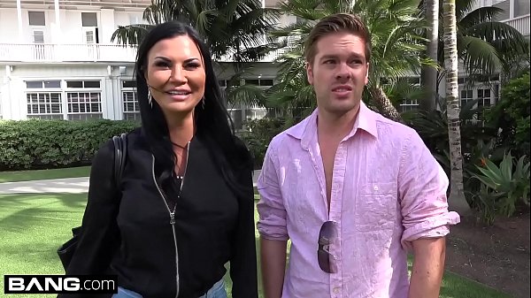 Jasmine Jae là một cô gái nóng bỏng với bộ ngực lớn và âm vật xuyên thấu. Bộ ba đi đến bãi biển, nơi Jasmine để lộ âm hộ của mình cho công chúng xem!