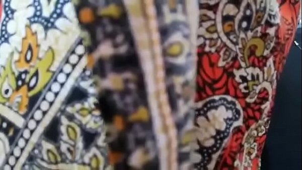 Acompañas a tu m. a una tienda y espiarla mientras le cambias la ropa a ese chico perverso que eres