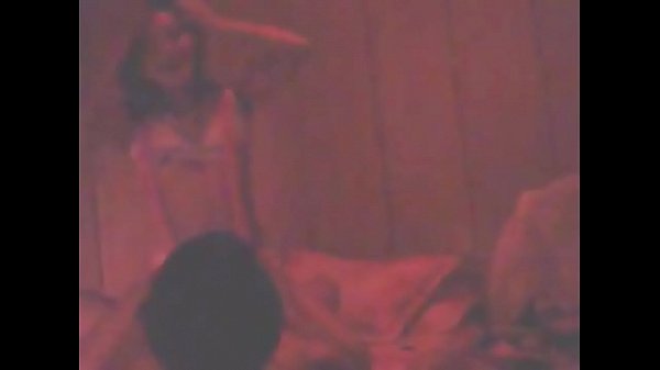 Cô gái vui mừng nhưng không biết mình đang bị quay phim