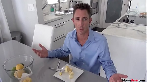 mẹ kế thổi con riêng trước mặt bố dượng!