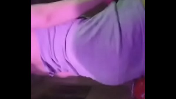 Cô gái rất hứng tình đến nỗi cô ấy đã đụ âm hộ của mình