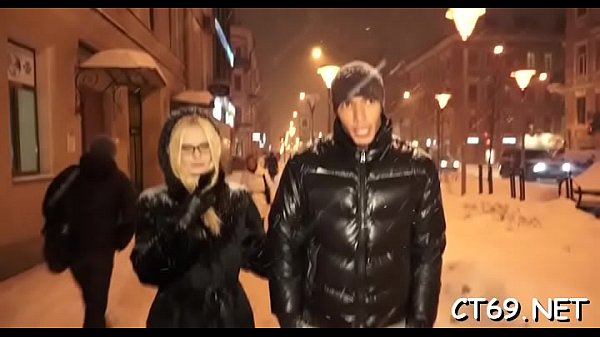 Es tan obvio que nuestra ardiente dama desea besarse tanto.