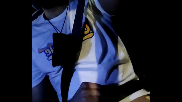 Giovane latinoamericano con un grosso cazzo non tagliato si masturba in pubblico in un taxi per le strade della città di Medellin. È stato catturato più volte