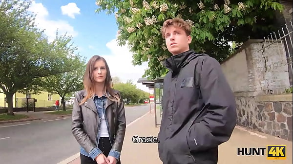 HUNT4K. Cô gái xinh đẹp thể hiện kỹ năng tình dục tuyệt vời của mình với một người đàn ông giàu có
