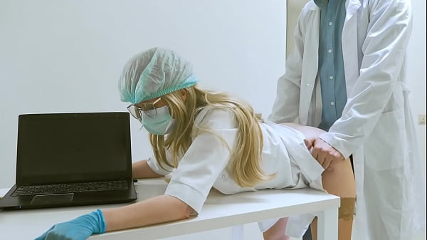 护士太想操了，以至于她在医生办公室里把自己交给了医生