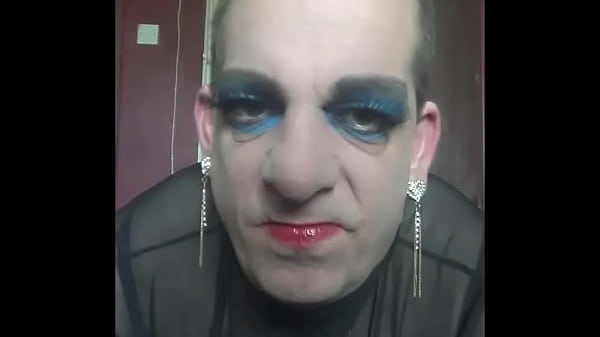 Der bisexuelle Sissy-Mann Mark Wright möchte unbedingt die Pisse eines anderen Mannes anstelle seiner eigenen probieren, da er ein Pisse-Liebhaber ist und stolz darauf