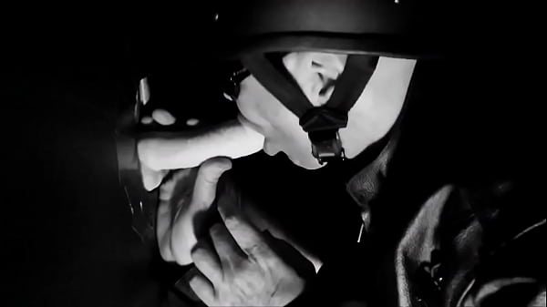 Il vecchio motociclista trova un Gloryhole!