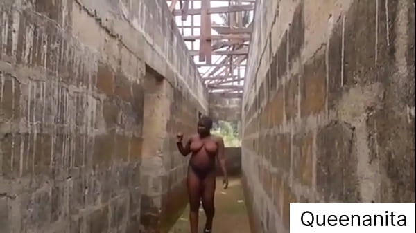 Le bâtiment inachevé dans lequel les filles vivent nues et baisent tous ceux qui passent dans la brousse locale