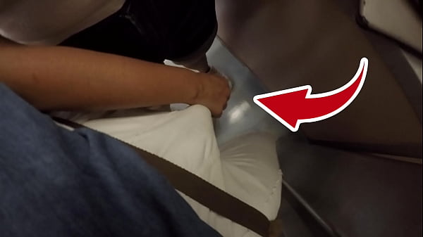 Cô gái tóc vàng không rõ với bộ ngực lớn bắt đầu chạm vào tinh ranh của tôi trong tàu điện ngầm! Đó được gọi là Tình dục mặc quần áo?