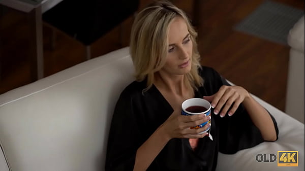 VECCHIO4K. Il vecchio e la sua attraente moglie iniziano la mattinata con del sesso sensuale