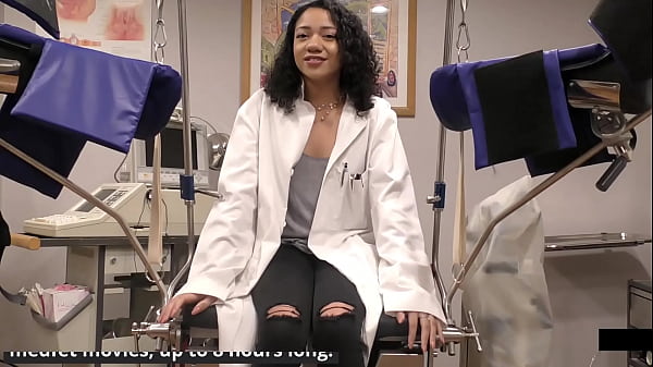 $CLOV Cheer Captain Yasmine Woods costretto a sottoporsi a sport fisici dal dottor Tampa ripreso da una telecamera nascosta @ GirlsGoneGyno Reup