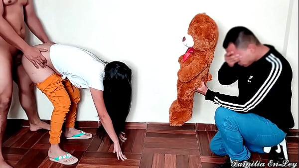 मुझे भरवां पशु उपहारों से अधिक बड़ा लंड पसंद है - मेरी प्रेमिका भरवां पशु उपहार से अधिक मुर्गा चाहती थी नेटोरेरे