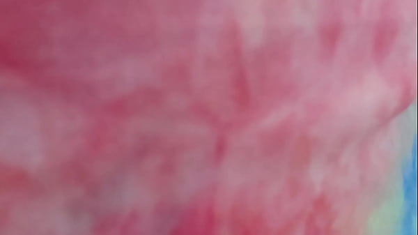 Nicoletta va a fare shopping e nel camerino si bagna completamente i pantaloncini sportivi. Vuoi spiarla?