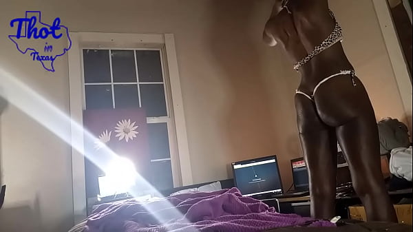 Thot in Texas – Bubble Booty Slut Ebony Bubble macht sich bereit für ein Creampie-Video, das kurz davor steht, wie eine Spermaladung gefickt zu werden