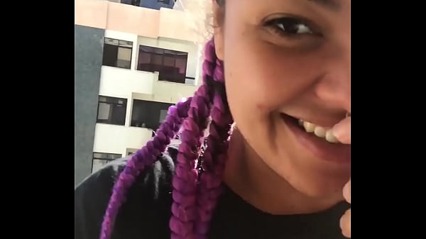 Donna si mostra nuda sul balcone a tutti i vicini e quando si vede osservata si masturba per l'eccitazione