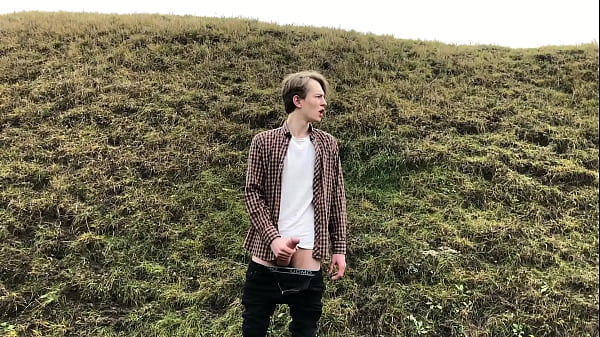 Garçon en chaleur avec une énorme bite (23 cm) se branle en plein air par temps froid