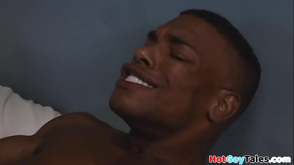 Schwarzer Hengst bekommt Blowjob, bevor er in der Arztpraxis ohne Sattel gefickt wird