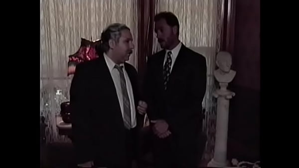 Tony es el heredero de las citas del jefe del sindicato con un bombón encantador de pelo rojo, pero una noche, después de tener sexo apasionado con su novia a la que le gusta husmear alrededor de su coche, salió volando por los aires.