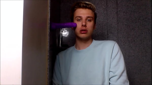 Ragazzo modello fa un deepthroat al tuo cazzo