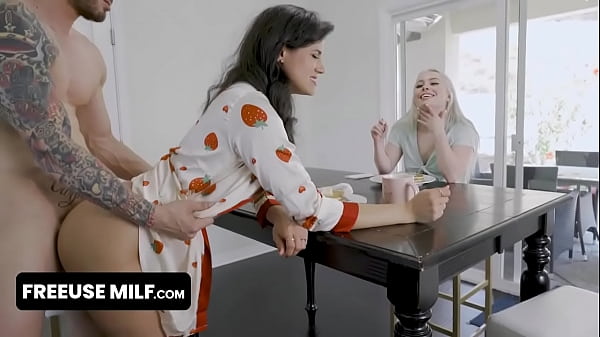 FreeUse 摩洛伊斯兰解放阵线 - 性感金发少女进入继姨的 Freeuse 家，让继表弟到处乱搞