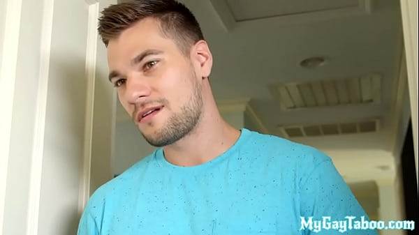 Arschgefingerter Hengst wird von Stiefbruder ohne Sattel gefickt und mit Sperma bespritzt