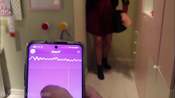 Máy rung từ xa công cộng trong trung tâm thương mại - Tôi điều khiển âm hộ tươi tốt - MissCreamy