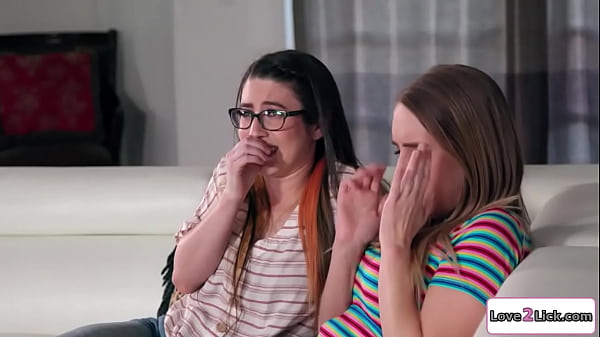 娇小的女同性恋被金发女郎舔舐