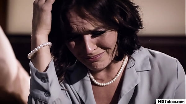 La moglie tettona ha catturato marito e babysitter! -Ryan Driller, Chloe Temple, Krissy Lynn