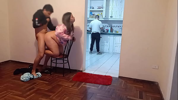 Vado a trovare mio fratello e vedo che la mia ragazza sobria diventa molto troia con me, riesco a scoparla mentre mio fratello è in cucina, che brava nipote che ho, ho una gran troia a cui piace succhiarmi il cazzo e tirarmi fuori tutto il latte