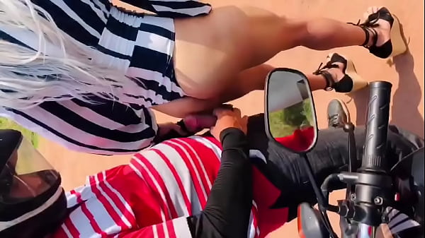 MOTOQUEIRO N&Atilde_O RESISTIU E BRINCOU COMO CUZINHO DA SAFADA NA BEIRA DA ESTRADA